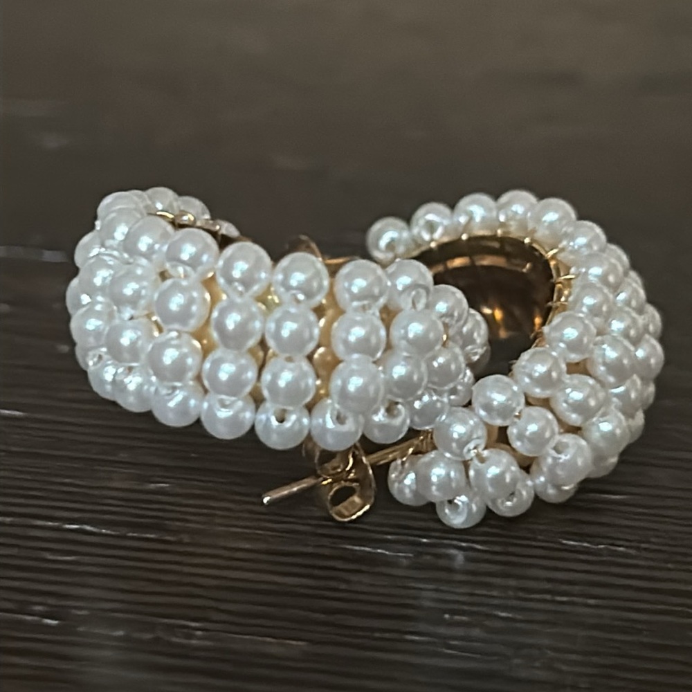 VTG NWOT Pair Faux Pearl Earrings on gold color half hoops - Picture 4 of 13